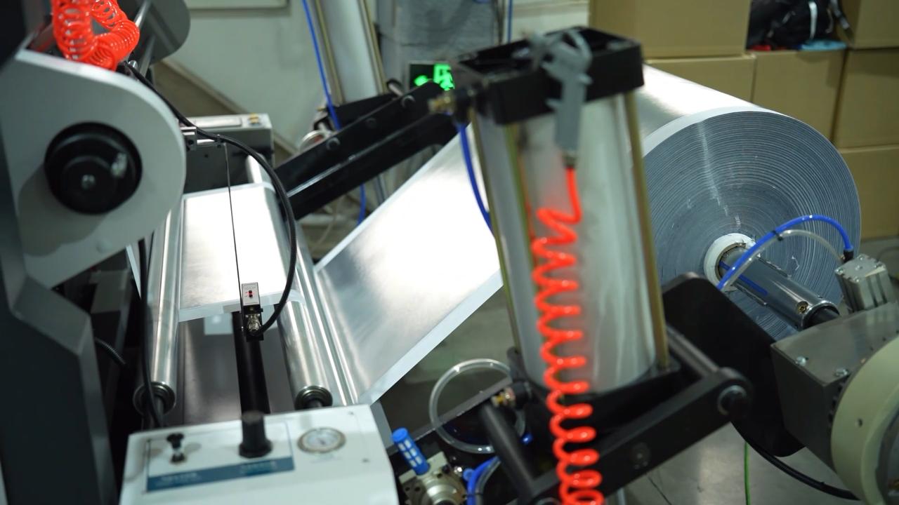 1 Non Woven Roll Feeding 1 Non Woven Roll Feeding